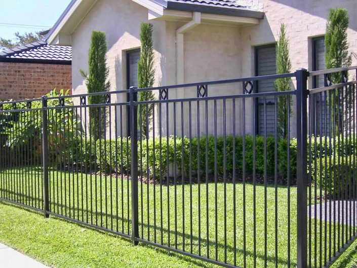 Заборы металлические, фото